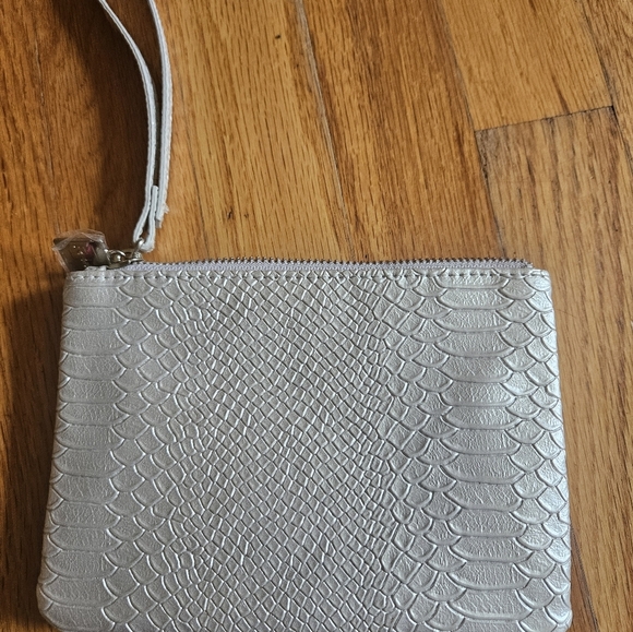 Rodan and fields silver/grey reptile design wristlet/makeup bag. Pink/hot pink - Picture 5 of 15